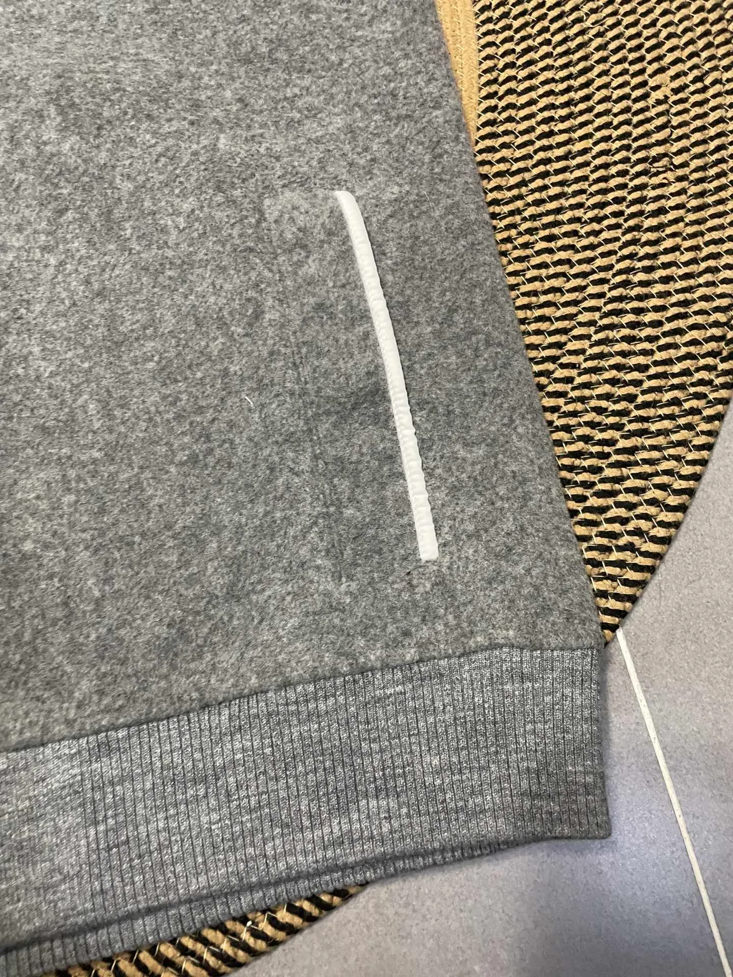 P600 Gray CANADA GOOSE/Canada Goose Autumn and Winter Couple's Fleece Vest Jacket 🔘Color: Black Gray Khaki Highest version Original fabric High version High quality) ⚠All details Fabric accessories craftsmanship (all 1:1 passed inspection) (The owner is a "detail monster" so the goods he makes also pay attention to details) 1⃣ Distinguish the wrong version of the market goods: all go single line ❌ Our genuine 1:1 special machine presses the line (high requirements for machine workers) 2⃣ Differentiates the market from drawings and making goods. Fabric color difference is too big. You get what you pay for, not fast food. 3⃣ Differentiates the market from low-end versions to receive labels, hang tags, and wash labels. All our accessories are custom-made (approved level) 4⃣ Differentiates the market from the detail-free workmanship❌ Our workmanship: neckline, shoulder line, armholes, cuffs, hem (In order to increase the cost, we must also restore the original product: yoke taping, double needle threading🔍) Size: S-XXL